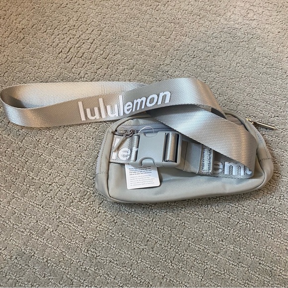 NEW Lululemon Everywhere Belt Bag 1L Color Silver Drop/White - Picture 8 of 10